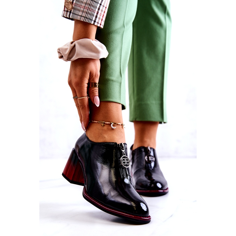 S.Barski Lackierte modische Schuhe an einem schwarz-roten Lorena-Pfosten 1