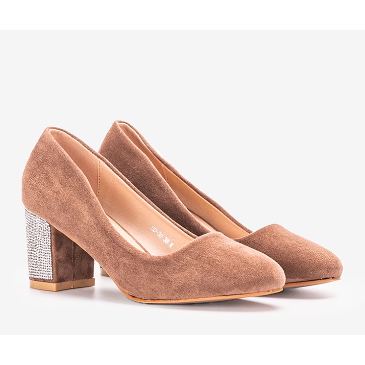 Braune Pumps an Goyals Säule beige 1
