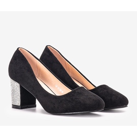 Schwarze Pumps auf Goyals Post 1