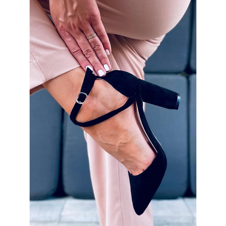 Pumps auf dem Pfosten von Lizzie Black schwarz 1