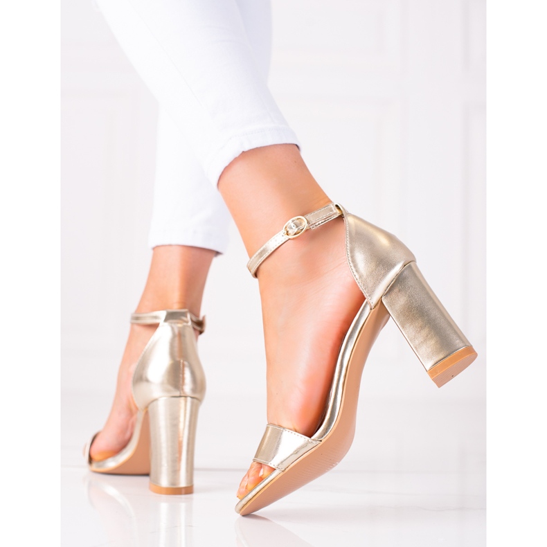 SHELOVET Goldene Sandalen an einer Bar 2