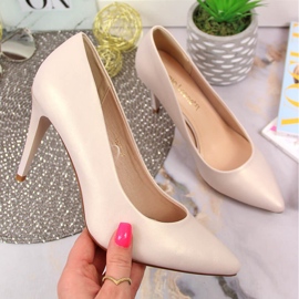 Pumps auf einem perlbeigen Sergio Leone golden 1