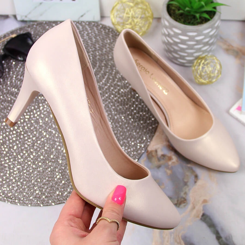 Pumps auf einem perlbeigen Sergio Leone golden 1