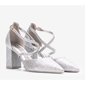 Silberne Glitzerpumps am Backer-Post 1