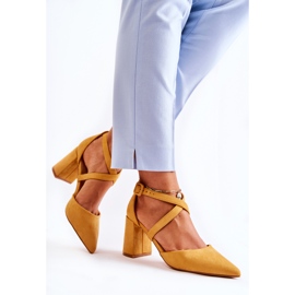 FB1 Modische Sandalen auf einem gelben Sinari-Stab 2