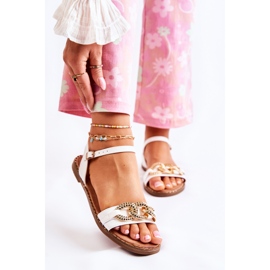 S.Barski Damensandalen auf flachen Absätzen mit einer weißen Minevra-Kette 2