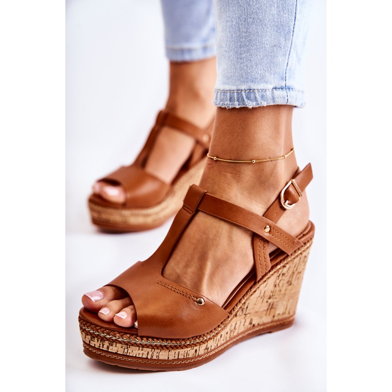 PG1 Klassische Ledersandalen auf einem braunen Valorin-Keilabsatz 1