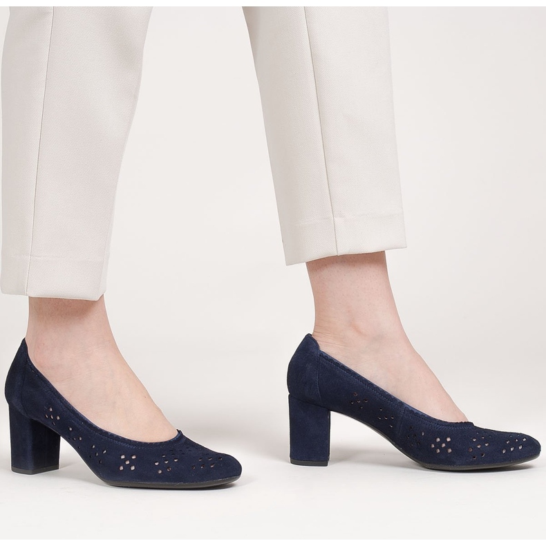 Marco Shoes Marineblaue Pumps mit Perforation für einen breiteren Fuß 1