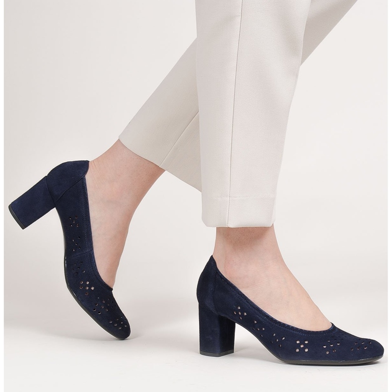 Marco Shoes Marineblaue Pumps mit Perforation für einen breiteren Fuß 2