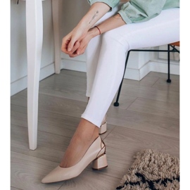 Marco Shoes Pumps aus beigem Leder mit Blumenmuster 1