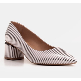 Marco Shoes Pumps mit weißen und silbernen Streifen mit goldenen Absätzen 1