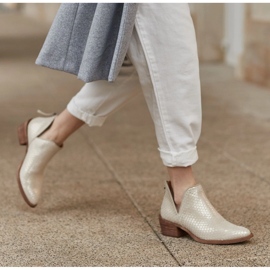 Marco Shoes Ankle Boots aus natürlichem Wildleder mit V-Schnitt golden 1