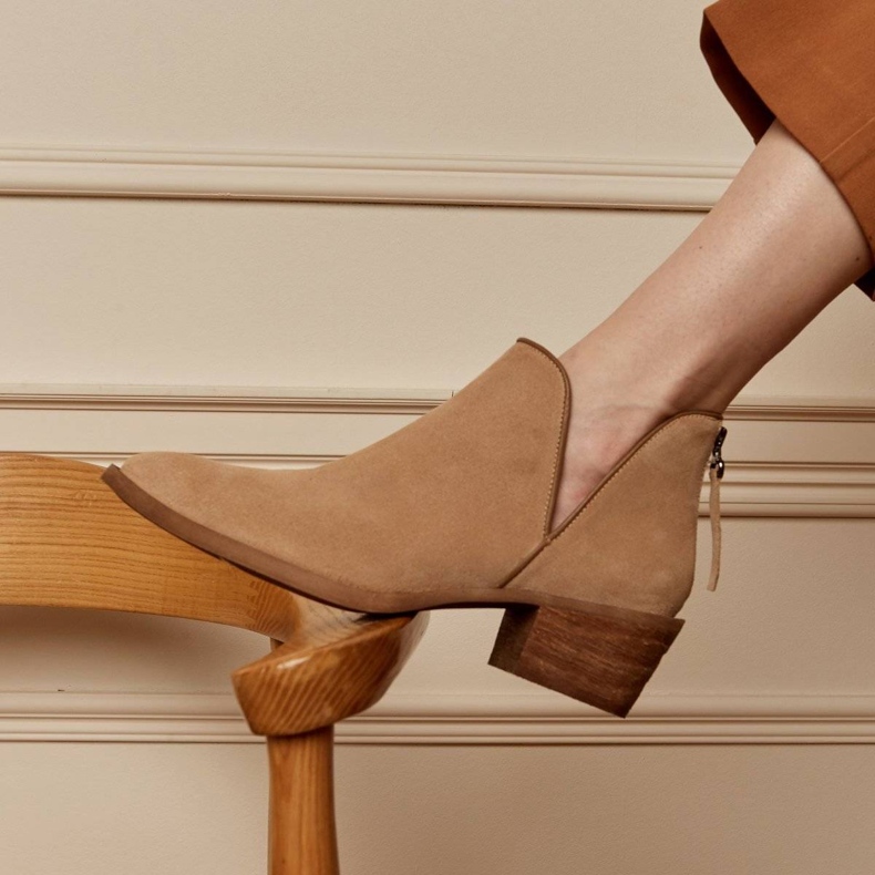 Marco Shoes Beige Stiefel aus naturbelassenem Wildleder mit V-Schnitt 1