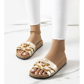 Goldene Hausschuhe mit Derbi-Kette 1