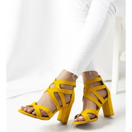 Gelbe Sandalen an einem Maddox-Pfosten 1