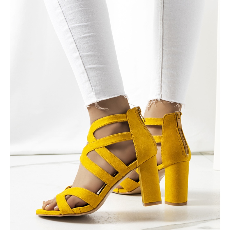 Gelbe Sandalen an einem Maddox-Pfosten 2