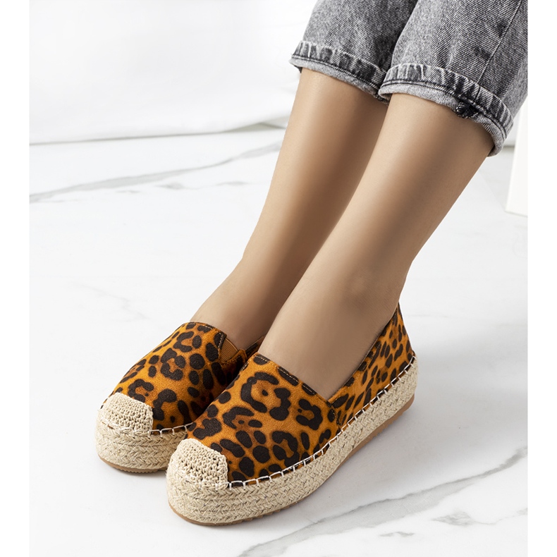 Braune Espadrilles auf dem Feiken-Plateau schwarz gelb 1