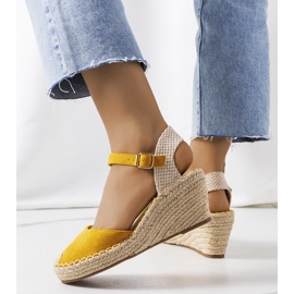 Gelbe Espadrilles auf dem Olieme Wedge 1