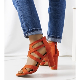 Orangefarbene Sandalen an einem Maddox-Pfosten 1