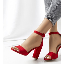 Rote Sandalen am Doyle-Posten 1