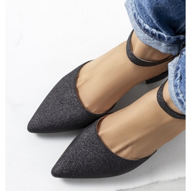 Glänzende schwarze Pumps am Mawahi-Pfosten 1