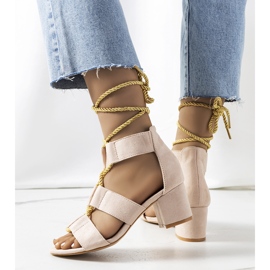 Beige Sandalen auf dem Saliba-Pfosten 1