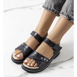 Schwarze Sandalen auf der Meis-Plattform 1