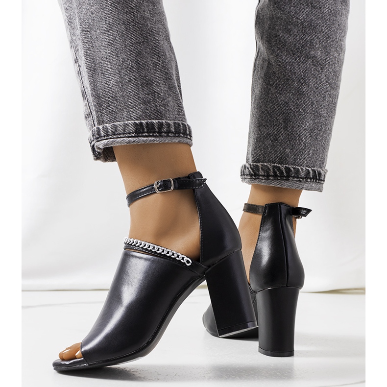 Schwarze Sandalen mit Nasrin-Schaft 2