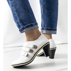 Weiße Schuhe auf dem Pfosten von Payla 1