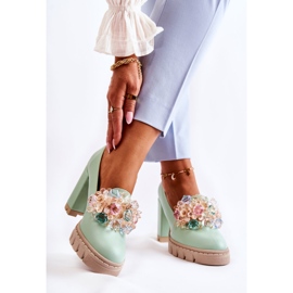 PA2 Elegante Pumps mit glattem grünem Caterine-Ornament 2