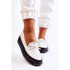 Vinceza Lackierte Loafer für Damen mit Keilabsatz in Weiß mit Rüschen 1