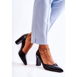 Modische Lackpumps auf einer Bar Black Emotion schwarz 2