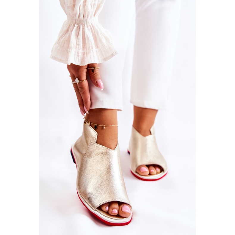 Nicole Ledersandalen auf einem goldenen Clorie-Schieberegler 1