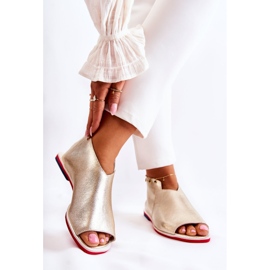 Nicole Ledersandalen auf einem goldenen Clorie-Schieberegler 2