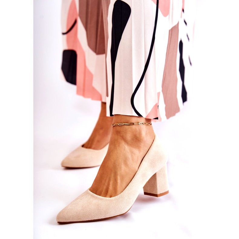 PS1 Klassische Wildlederpumps auf einer Bar Beige Lency 1