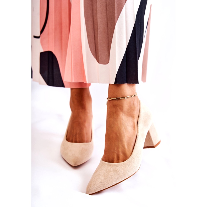 PS1 Klassische Wildlederpumps auf einer Bar Beige Lency 4