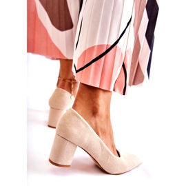 PS1 Klassische Wildlederpumps auf einer Bar Beige Lency 3