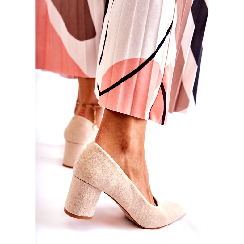 PS1 Klassische Wildlederpumps auf einer Bar Beige Lency 3