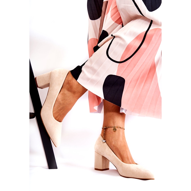 PS1 Klassische Wildlederpumps auf einer Bar Beige Lency 2