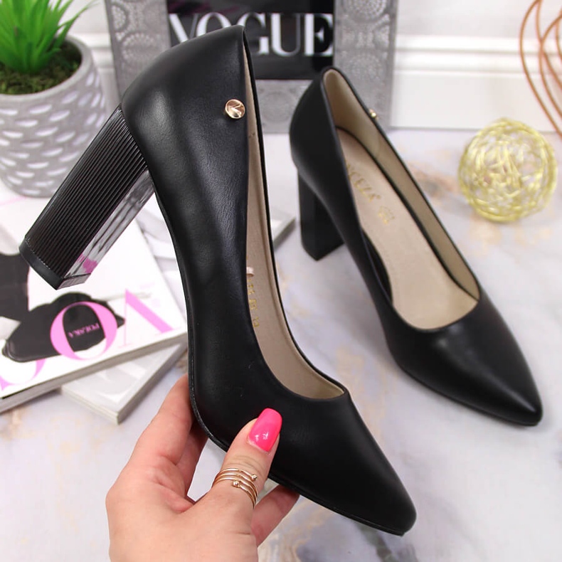 Pumps auf dem schwarzen Vinceza-Pfosten 1