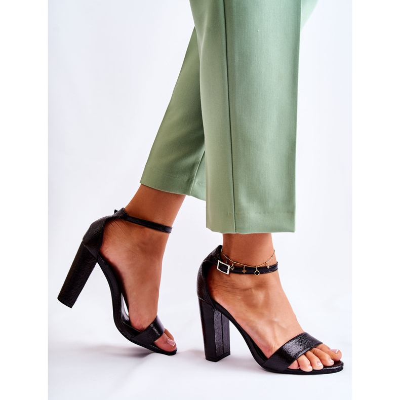 Klassische Ledersandalen auf einer Bar Black Sallen schwarz 2