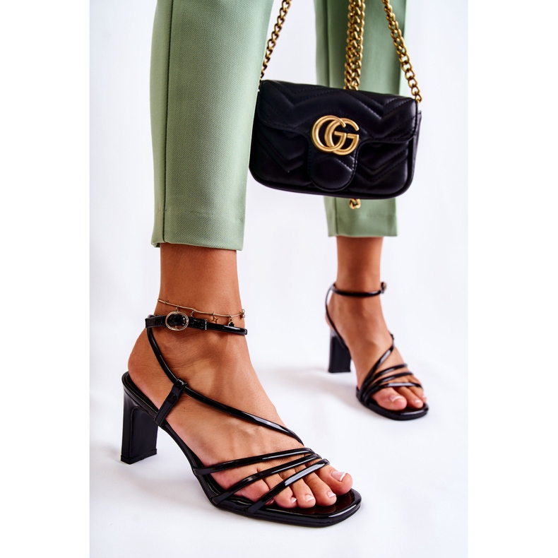 Klassische schwarz lackierte Sandalen mit Absatz Milani 2