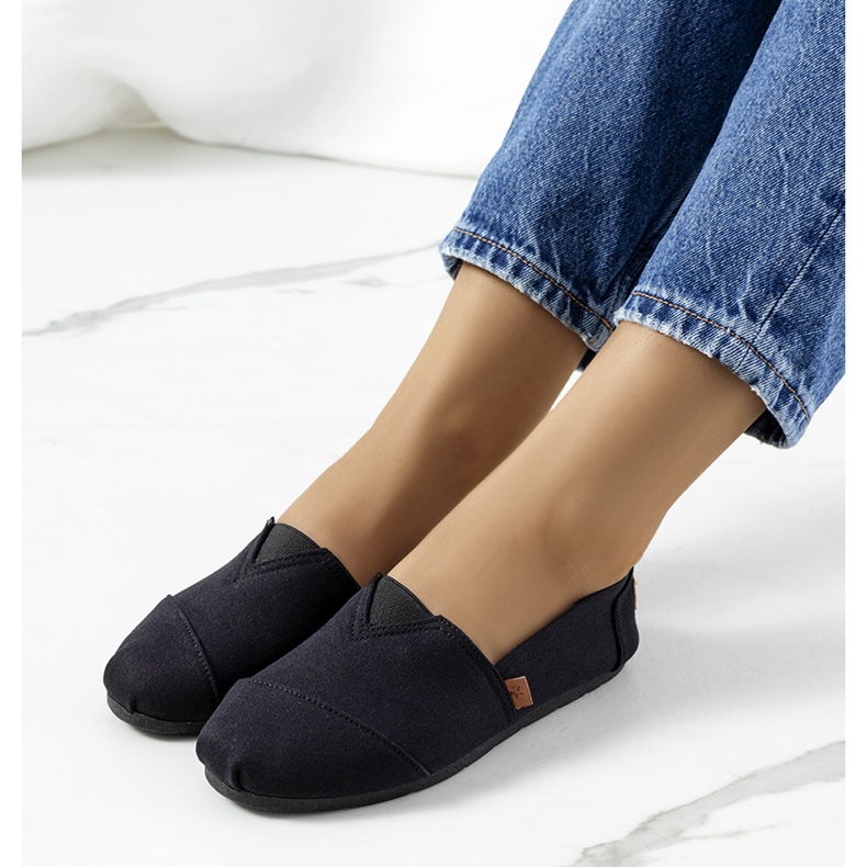 Schwarze Basser-Turnschuhe 1