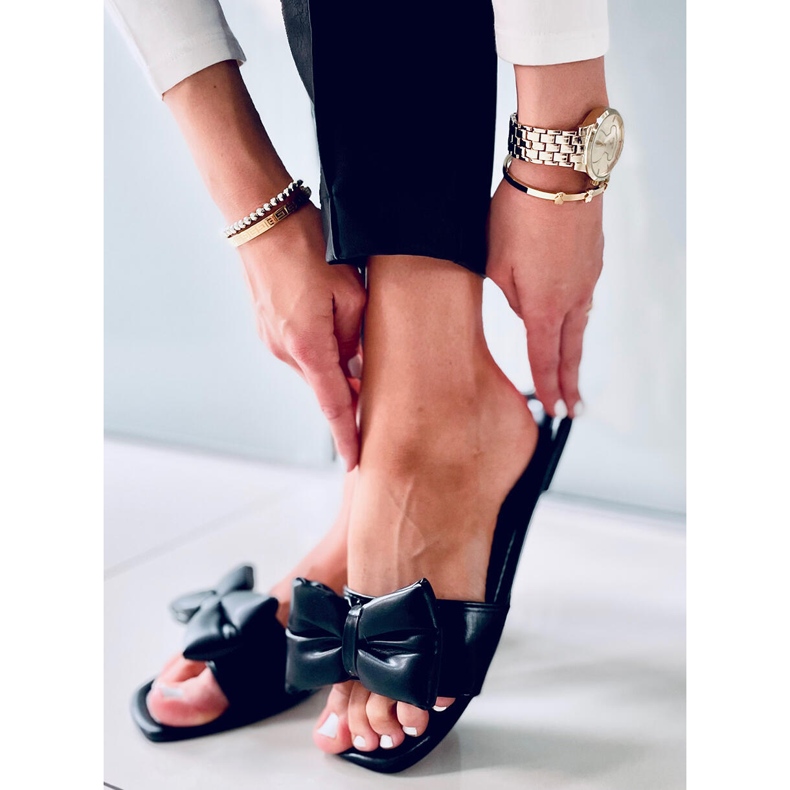 Mili Schwarze Hausschuhe mit Schleife 1