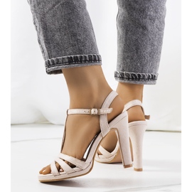 Beige Sandalen an einem Fossel-Pfosten 1