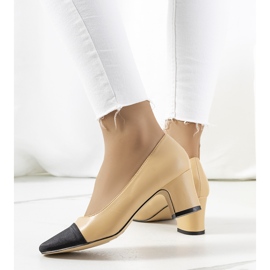 Beige Pumps auf dem Henrie-Post 2
