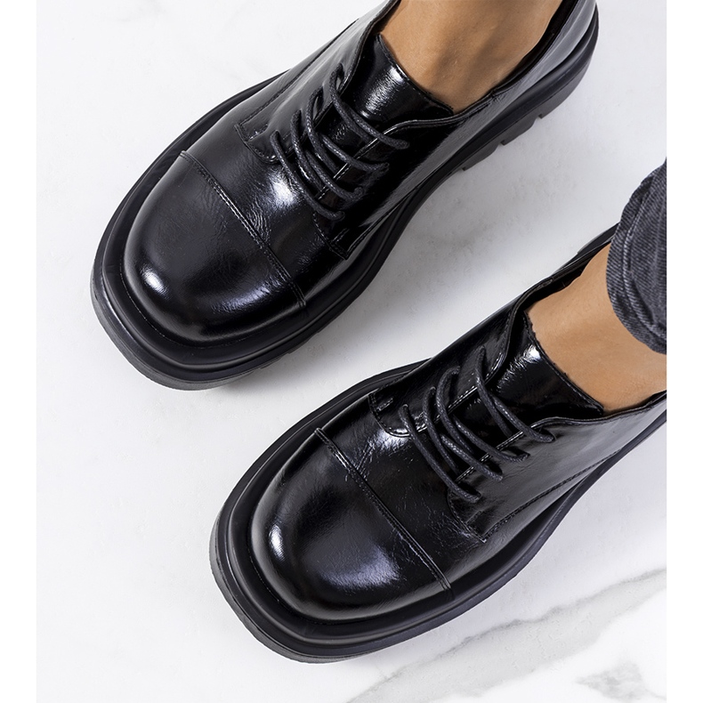 Schwarze Schuhe auf einer Traktorsohle von Henta 1