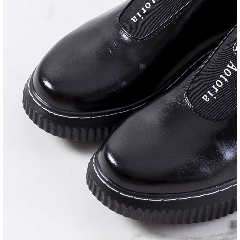 Schwarze Brogues auf der Siddons-Plattform 1