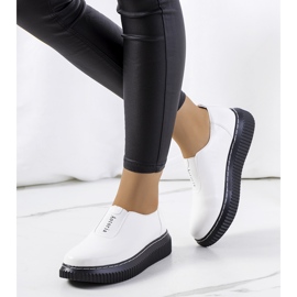 Weiße Brogues auf der Siddons-Plattform 1