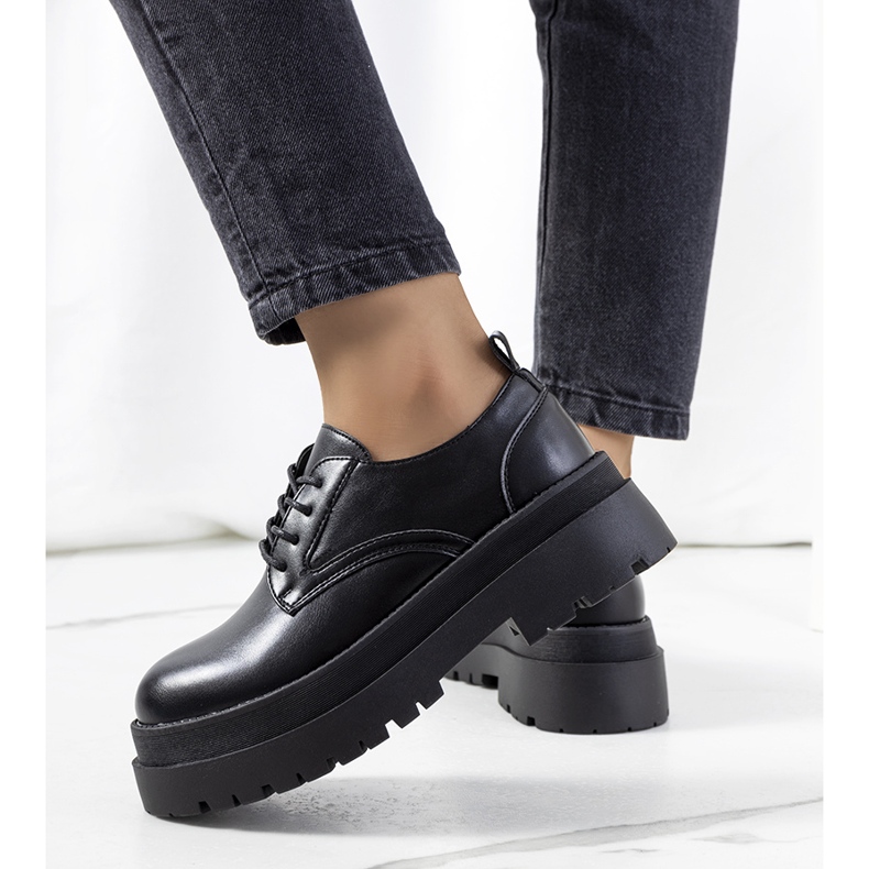 Schwarze Schuhe auf der Foxton-Plattform 1